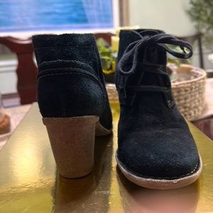 • Clark’s women’s  leather ankle heels chukka boots booties so 9.5